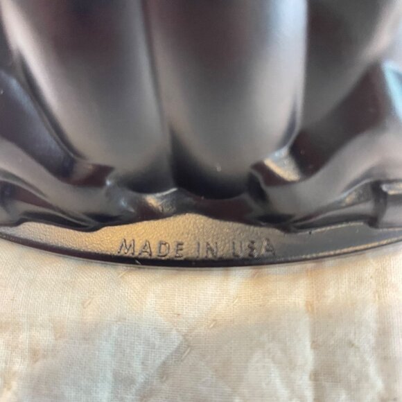 Nordic Ware Cast Aluminum Flower Bundt Pan 10 Cup Capacity Nonstick Black Finish - Picture 8 of 11